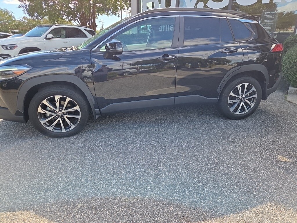 2022 Toyota Corolla Cross XLE photo 3