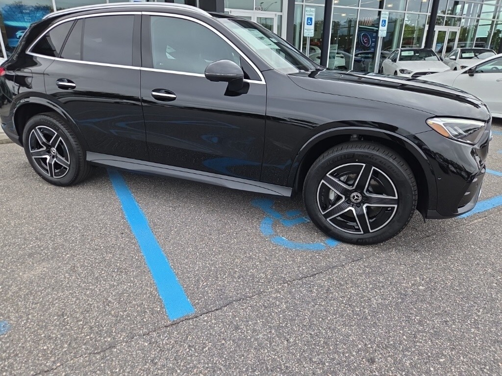 2026 Mercedes Benz GLC 300 4MATIC photo 2