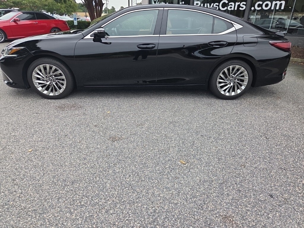 2023 Lexus ES 300h Luxury photo 3