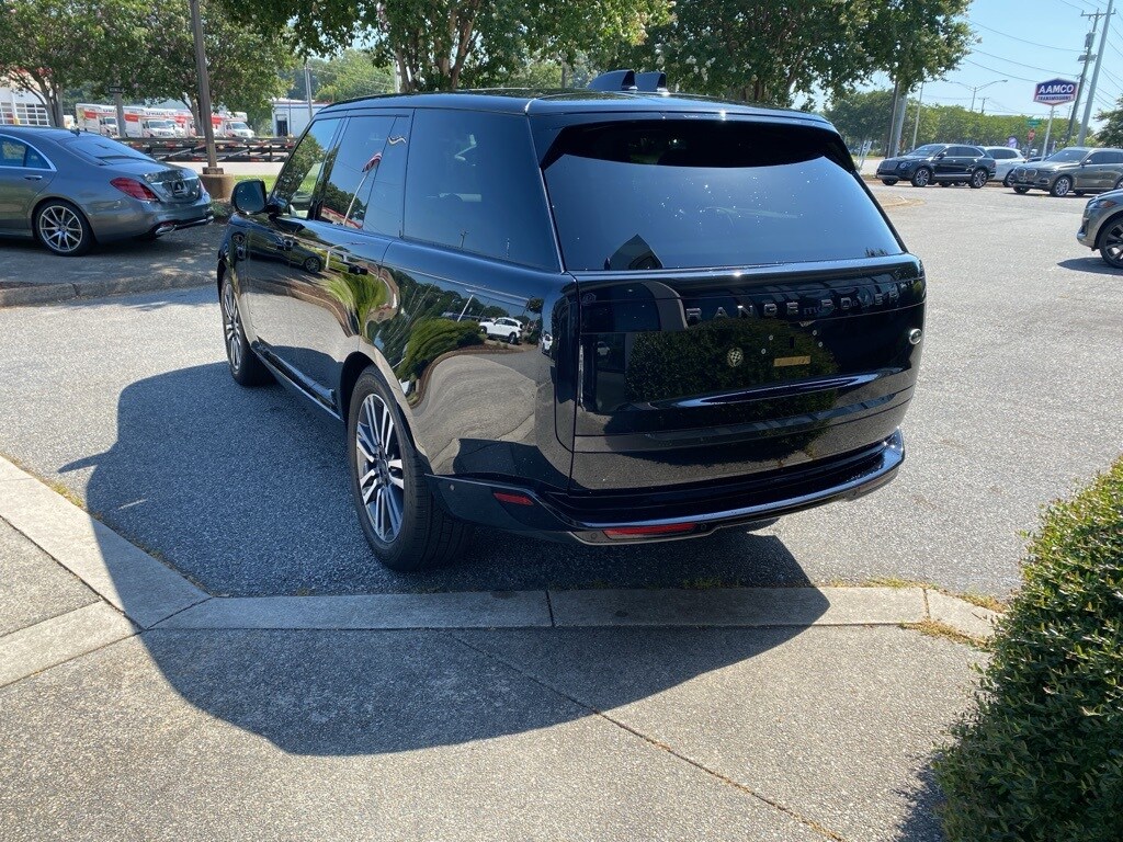 2023 Land Rover Range Rover SE photo 4