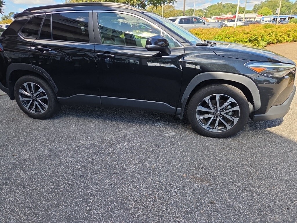 2022 Toyota Corolla Cross XLE photo 2