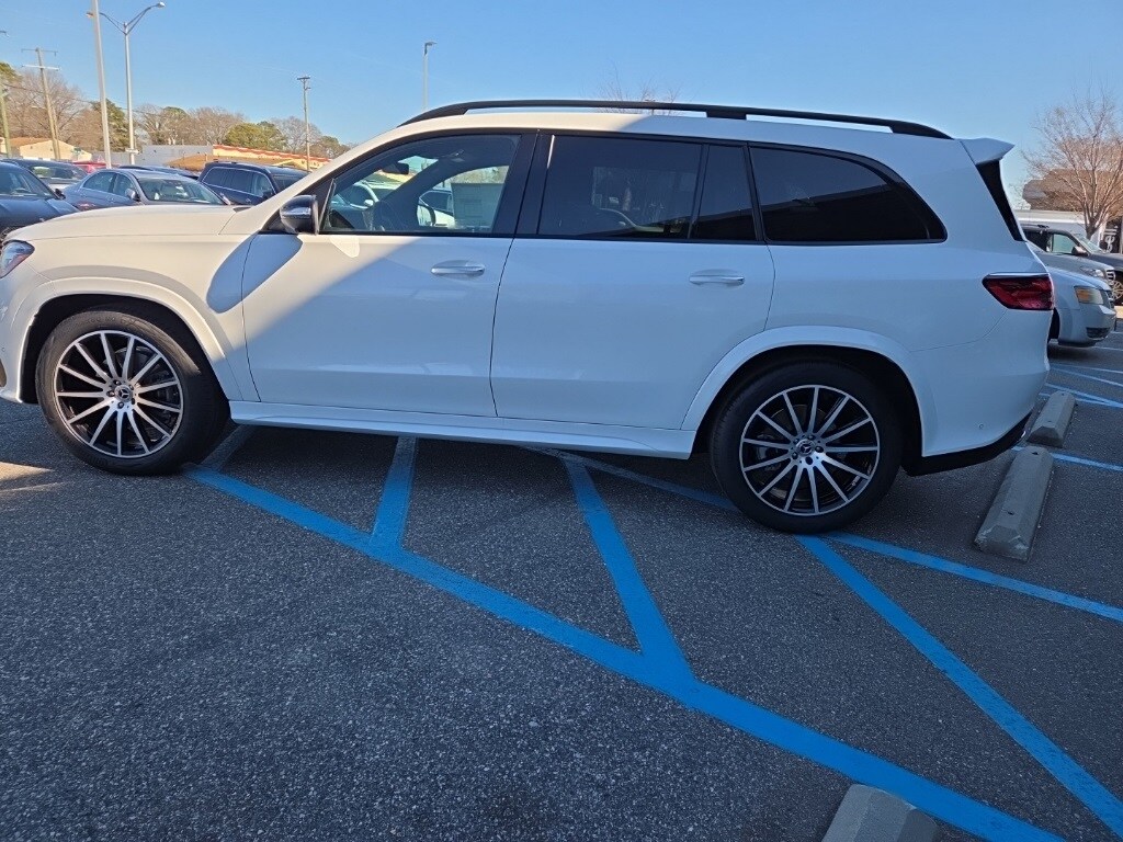 2025 Mercedes Benz GLS 450 4MATIC photo 4