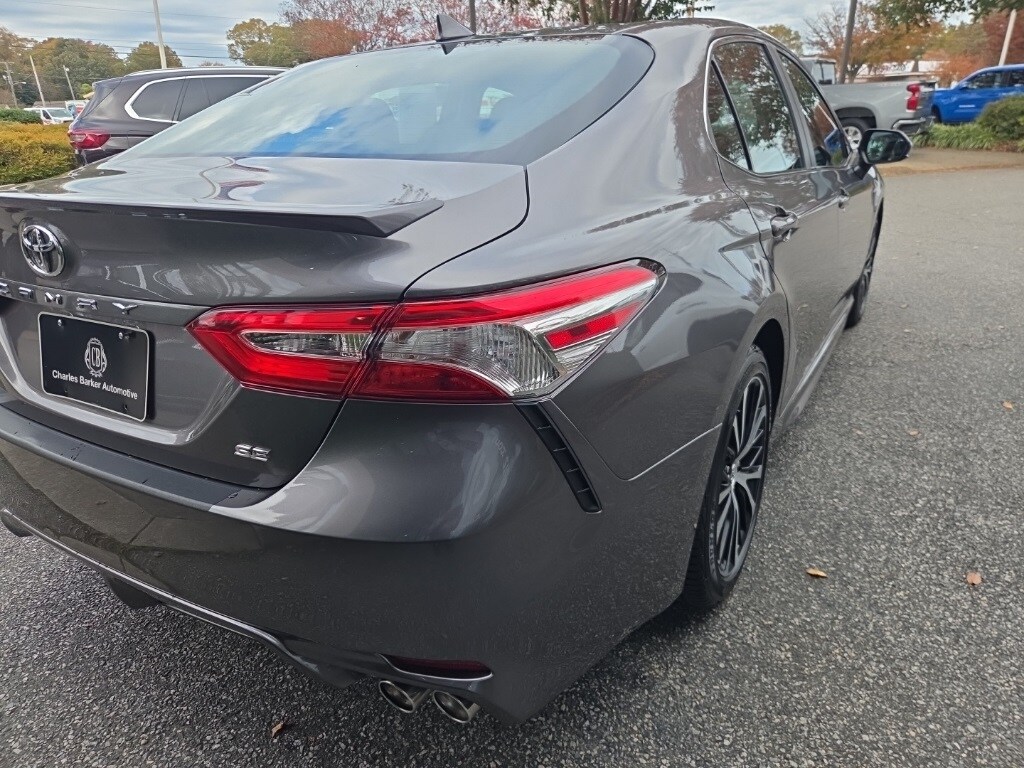 2020 Toyota Camry SE photo 2