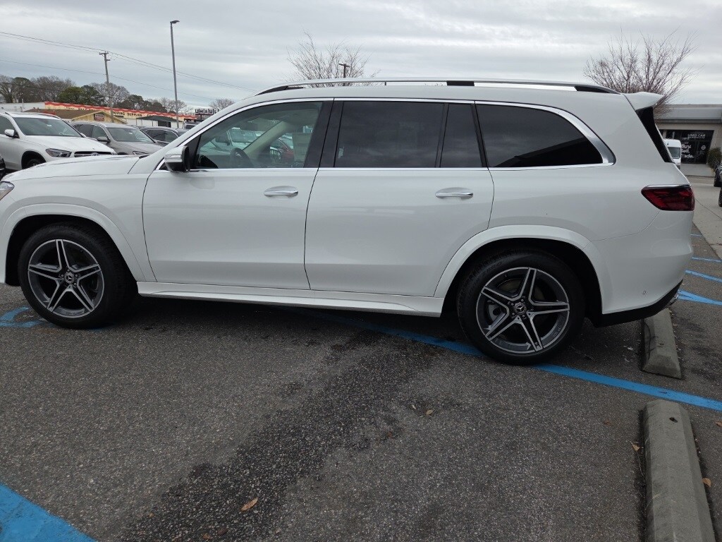 2025 Mercedes Benz GLS 450 4MATIC photo 3
