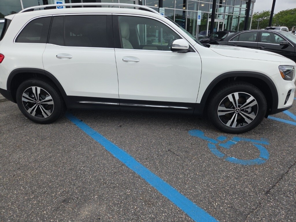 2025 Mercedes Benz GLB 250 4MATIC photo 2
