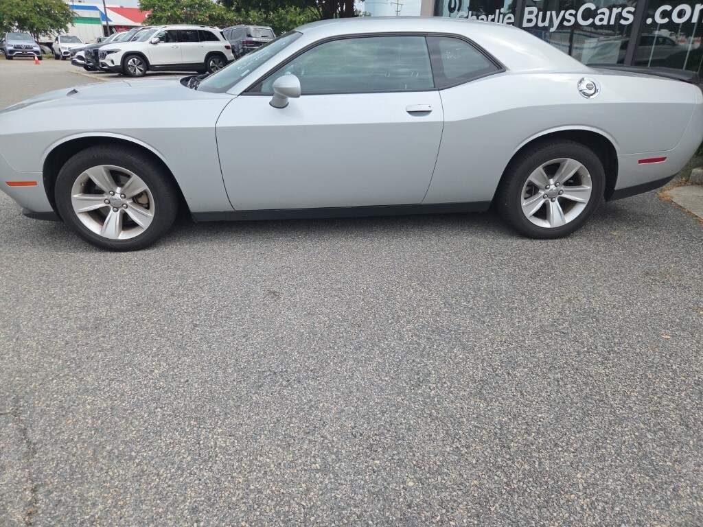 2023 Dodge Challenger SXT photo 2