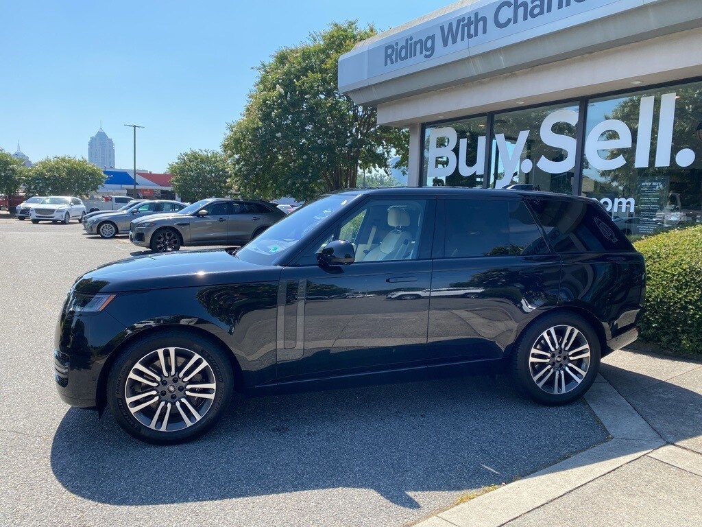 2023 Land Rover Range Rover SE photo 3