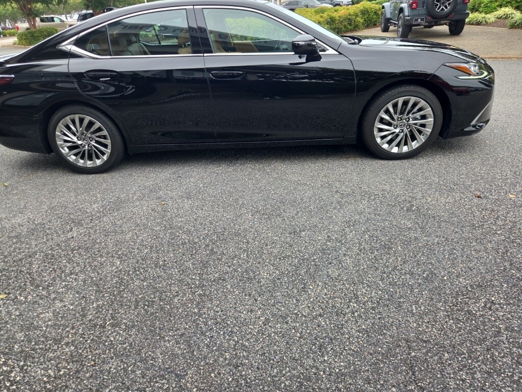 2023 Lexus ES 300h Luxury photo 2