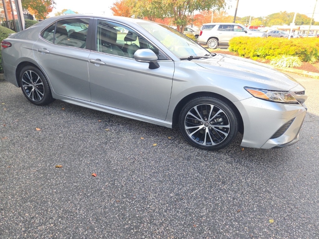 Used 2020 Toyota Camry SE Sedan