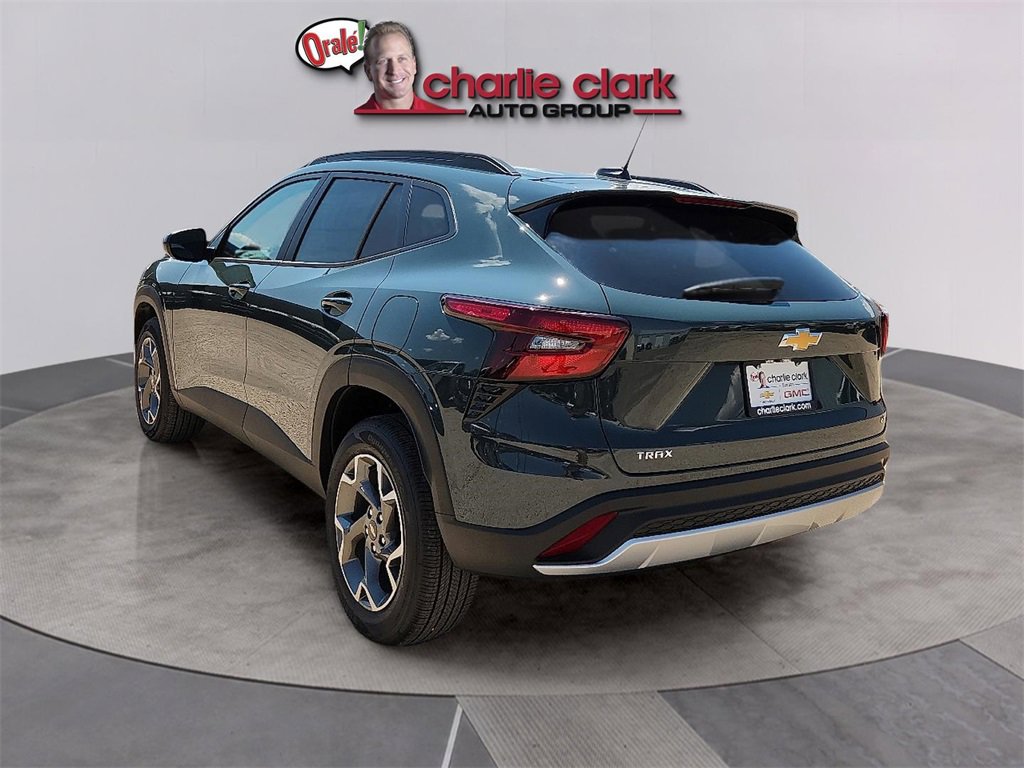 2025 Chevrolet Trax LT photo 3