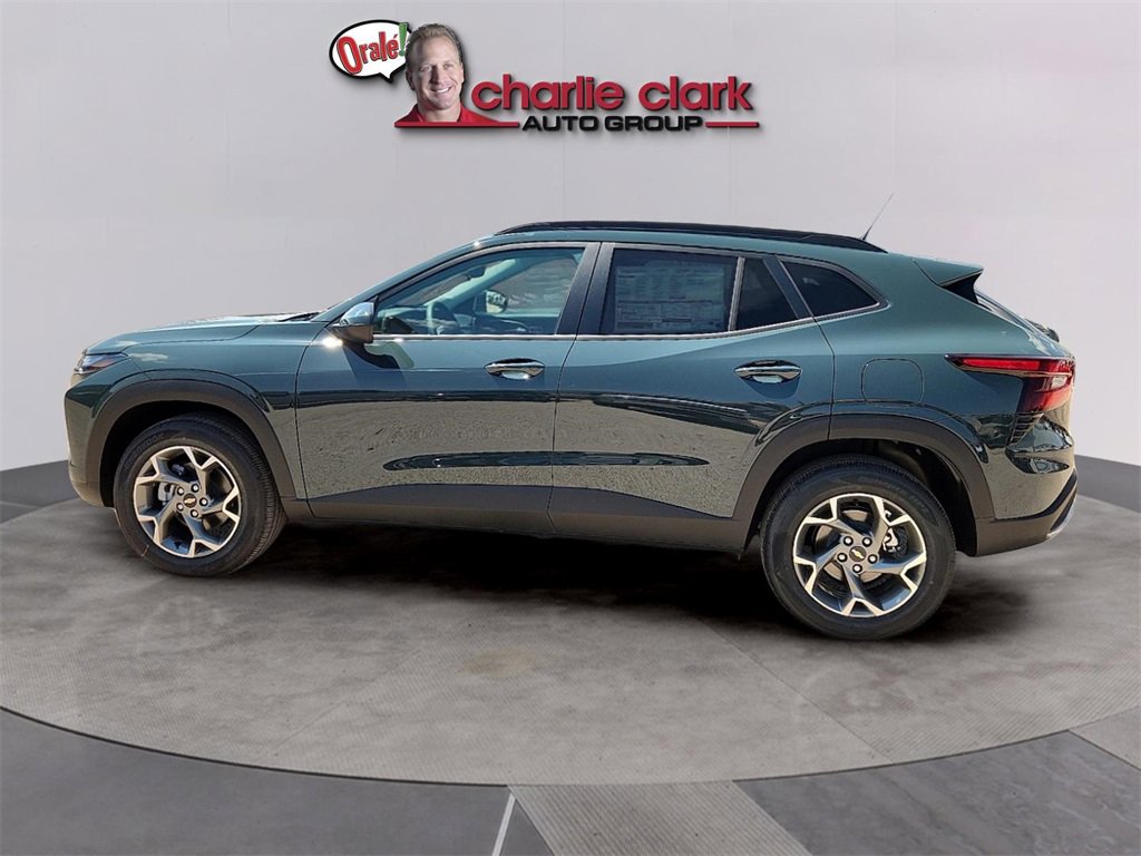2025 Chevrolet Trax LT photo 2