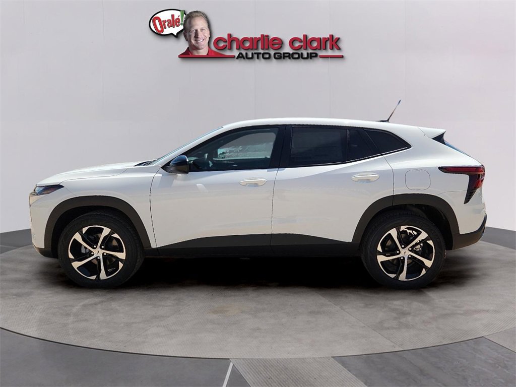 2025 Chevrolet Trax photo 2