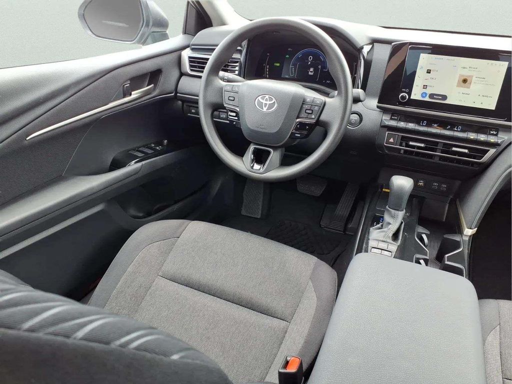 2026 Toyota Camry LE - Photo 10