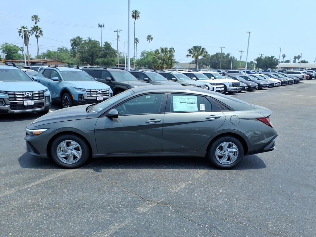 New 2026 Hyundai Elantra SE Sedan