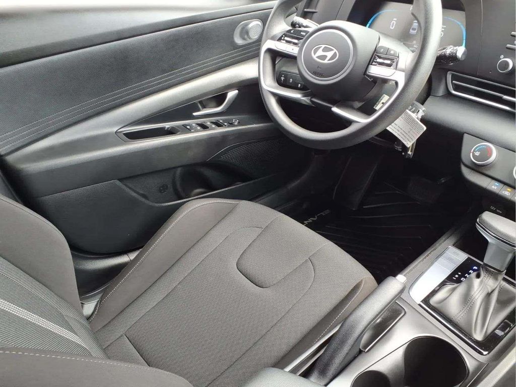 2025 Hyundai Elantra SE - Photo 9