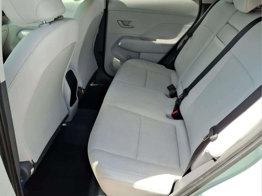 2024 Hyundai Kona SE - Photo 12