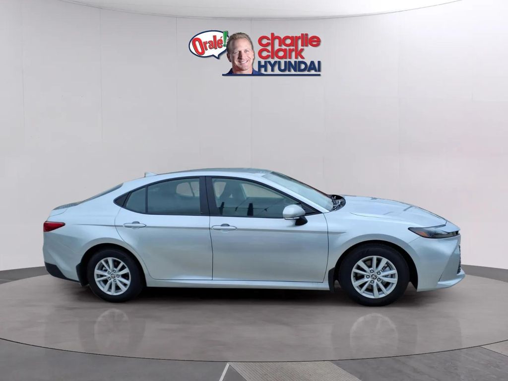 2026 Toyota Camry LE - Photo 6