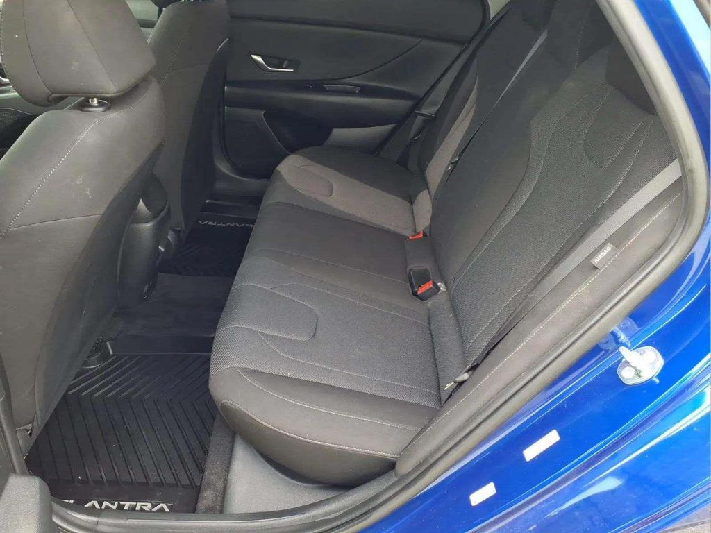 2025 Hyundai Elantra SE - Photo 13
