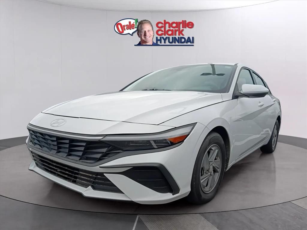 2024 Hyundai Elantra SE