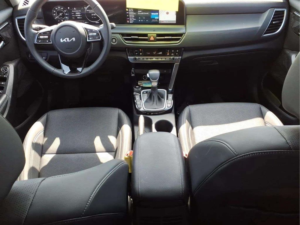 2025 Kia Seltos EX - Photo 10