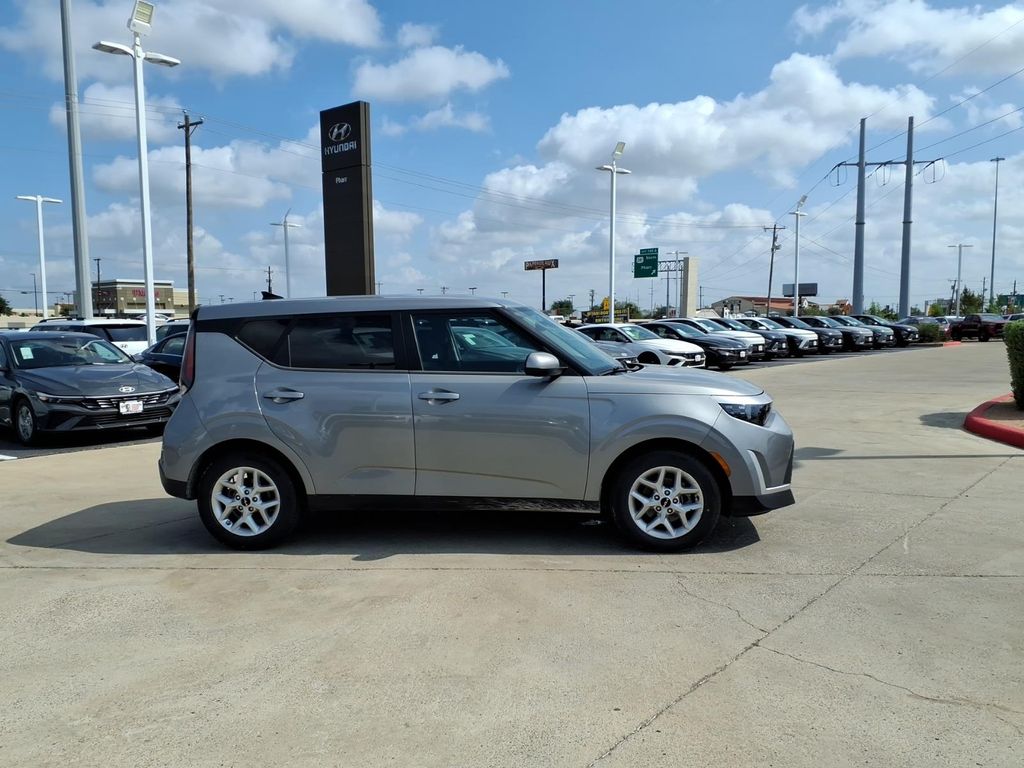 2023 Kia Soul LX - Photo 6
