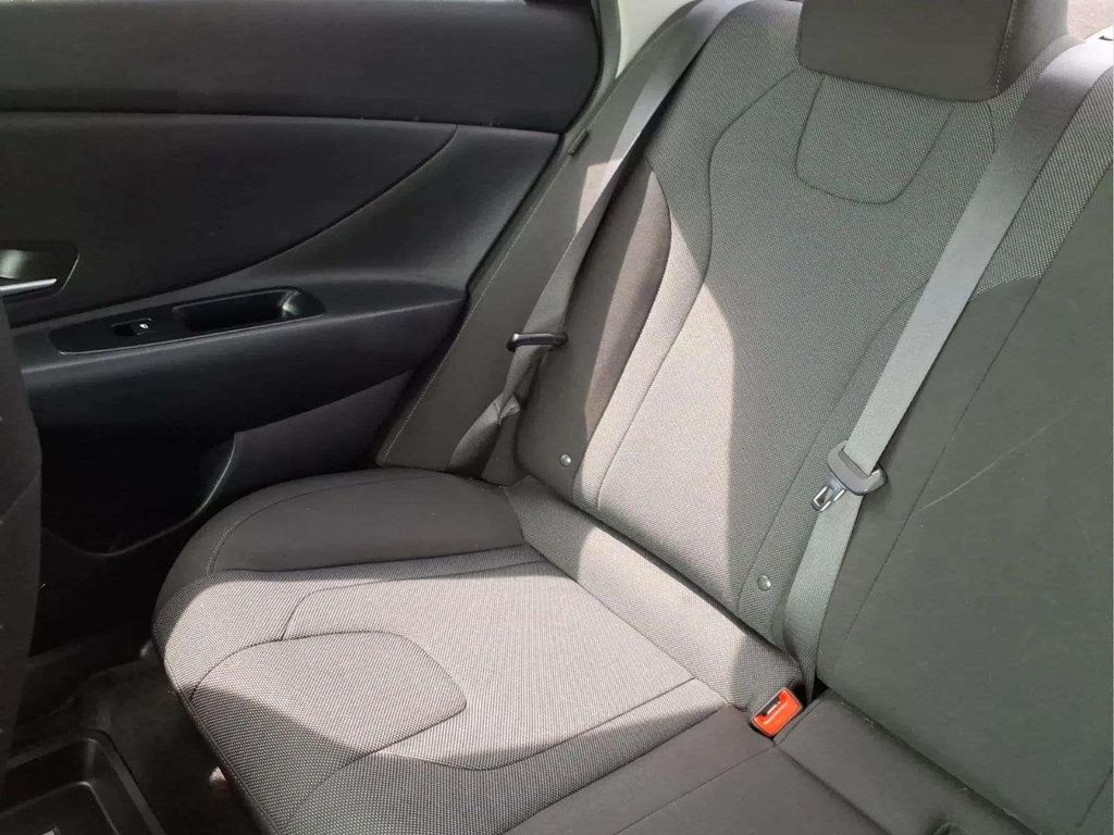2025 Hyundai Elantra SE - Photo 16
