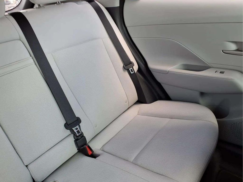 2024 Hyundai Kona SE - Photo 18