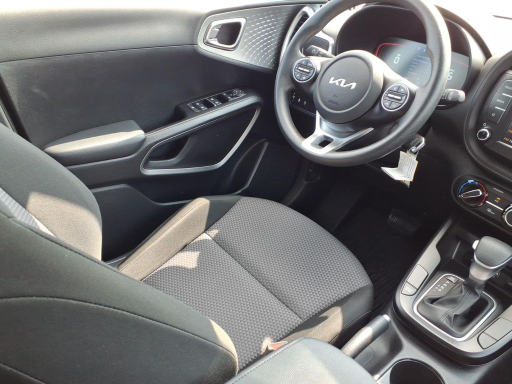 2023 Kia Soul LX - Photo 9
