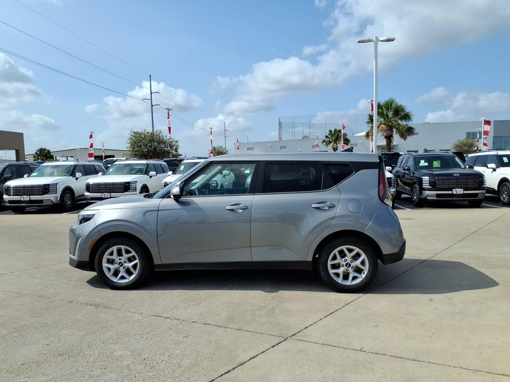 2023 Kia Soul LX - Photo 2