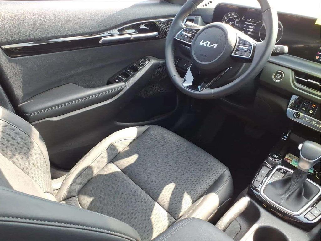 2025 Kia Seltos EX - Photo 9