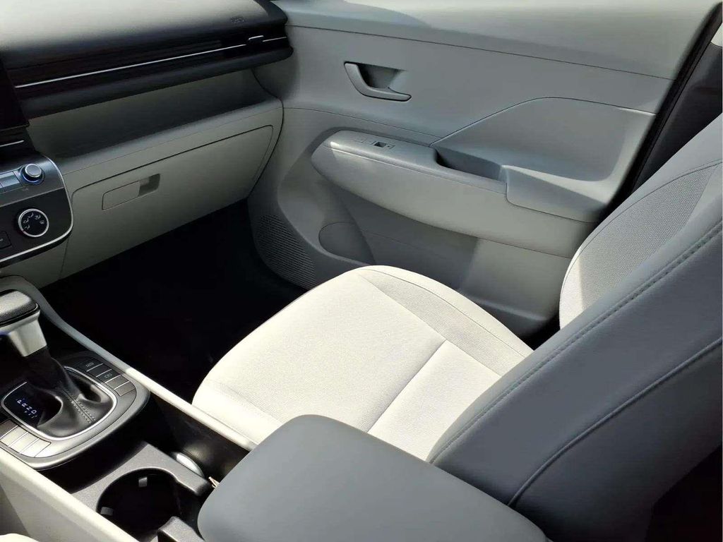 2024 Hyundai Kona SE - Photo 11