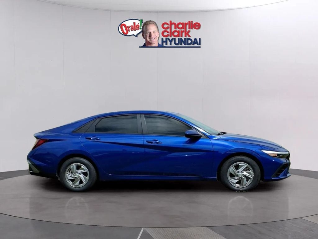 2025 Hyundai Elantra SE - Photo 6