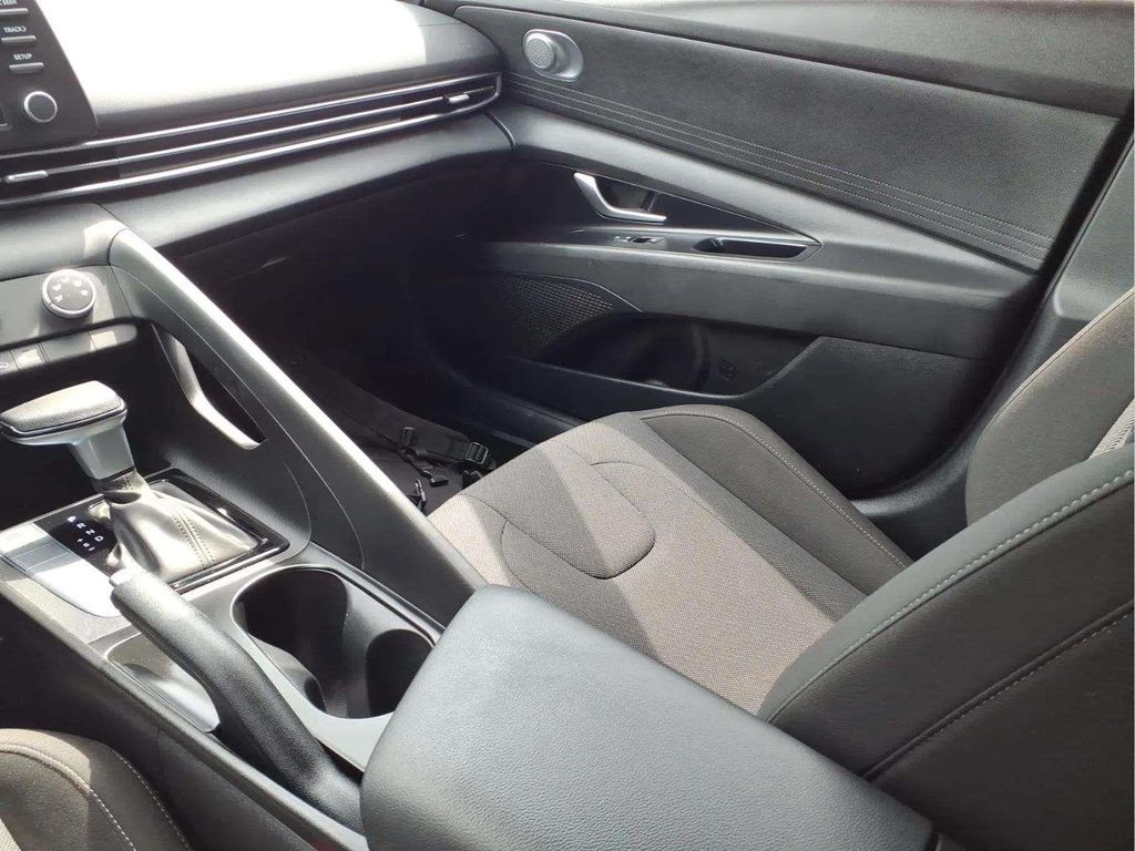 2025 Hyundai Elantra SE - Photo 12