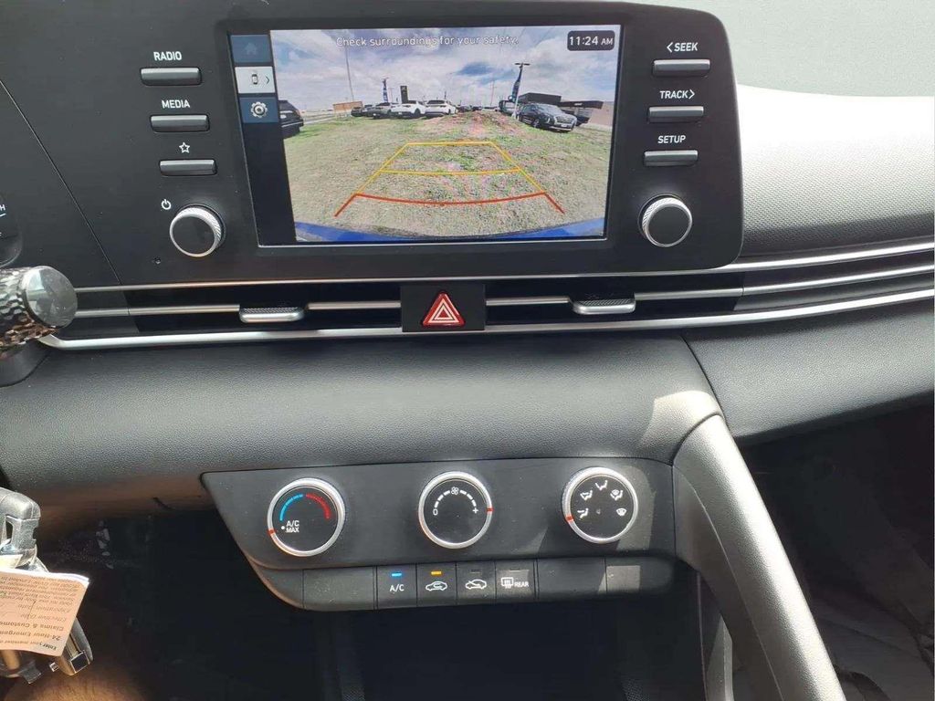 2025 Hyundai Elantra SE - Photo 15