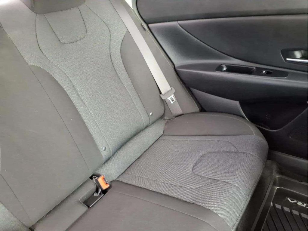 2025 Hyundai Elantra SE - Photo 18