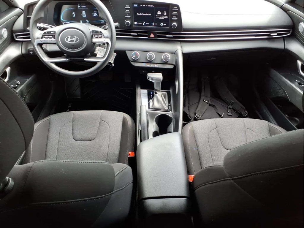 2025 Hyundai Elantra SE - Photo 10