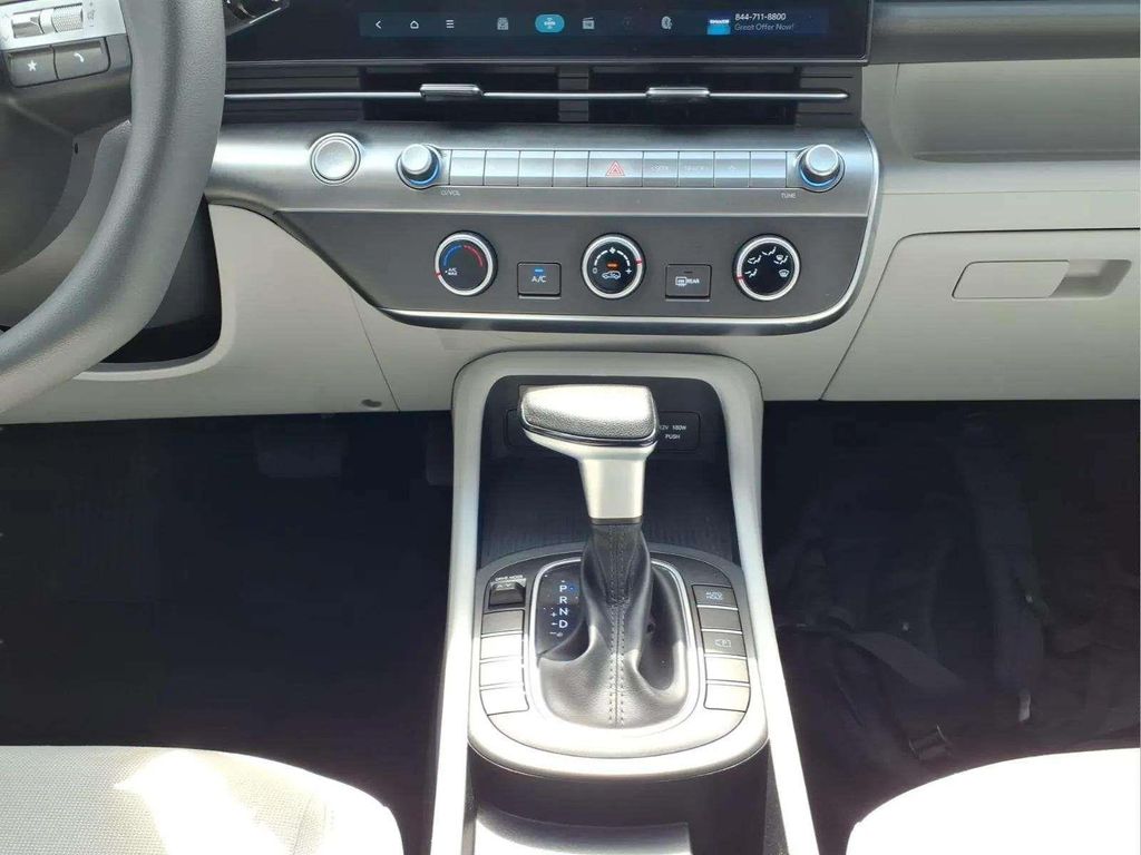 2024 Hyundai Kona SE - Photo 10
