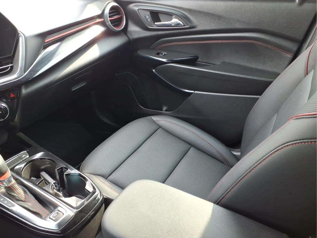 2025 Chevrolet Trax RS - Photo 12