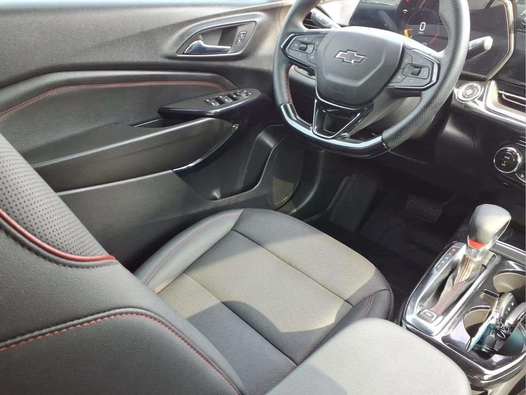 2025 Chevrolet Trax RS - Photo 9