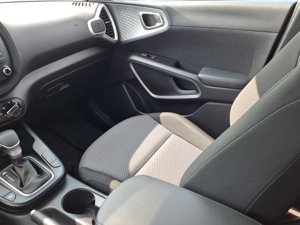 2023 Kia Soul LX - Photo 12