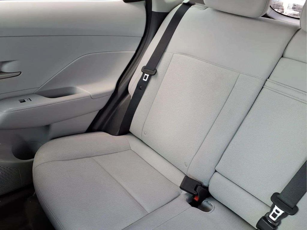 2024 Hyundai Kona SE - Photo 16