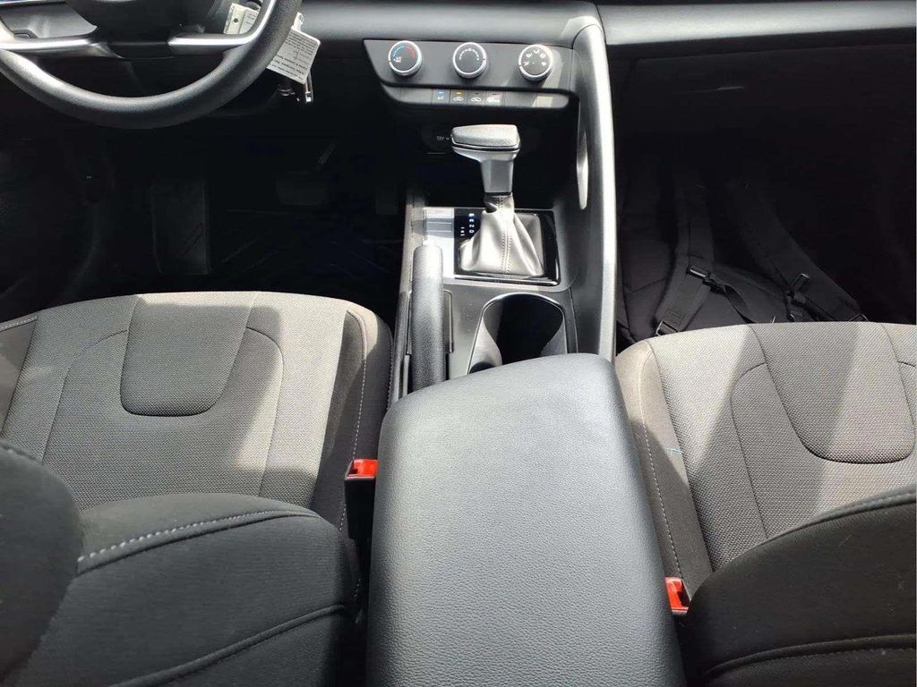 2025 Hyundai Elantra SE - Photo 11