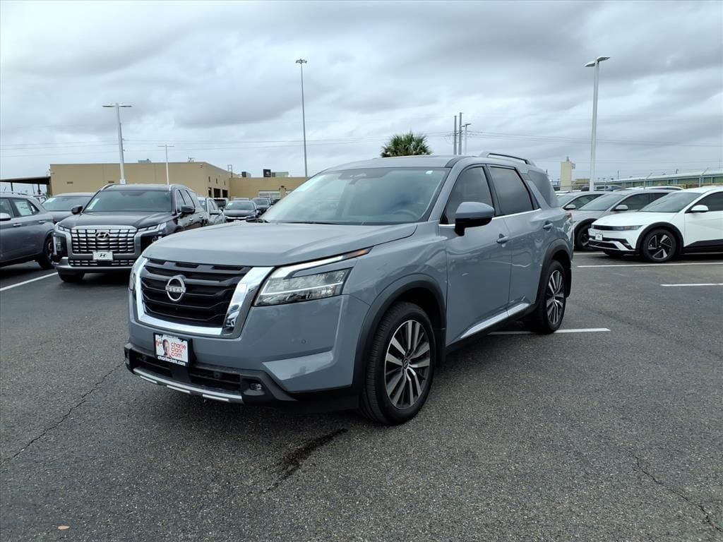 2022 Nissan Pathfinder Platinum's photo
