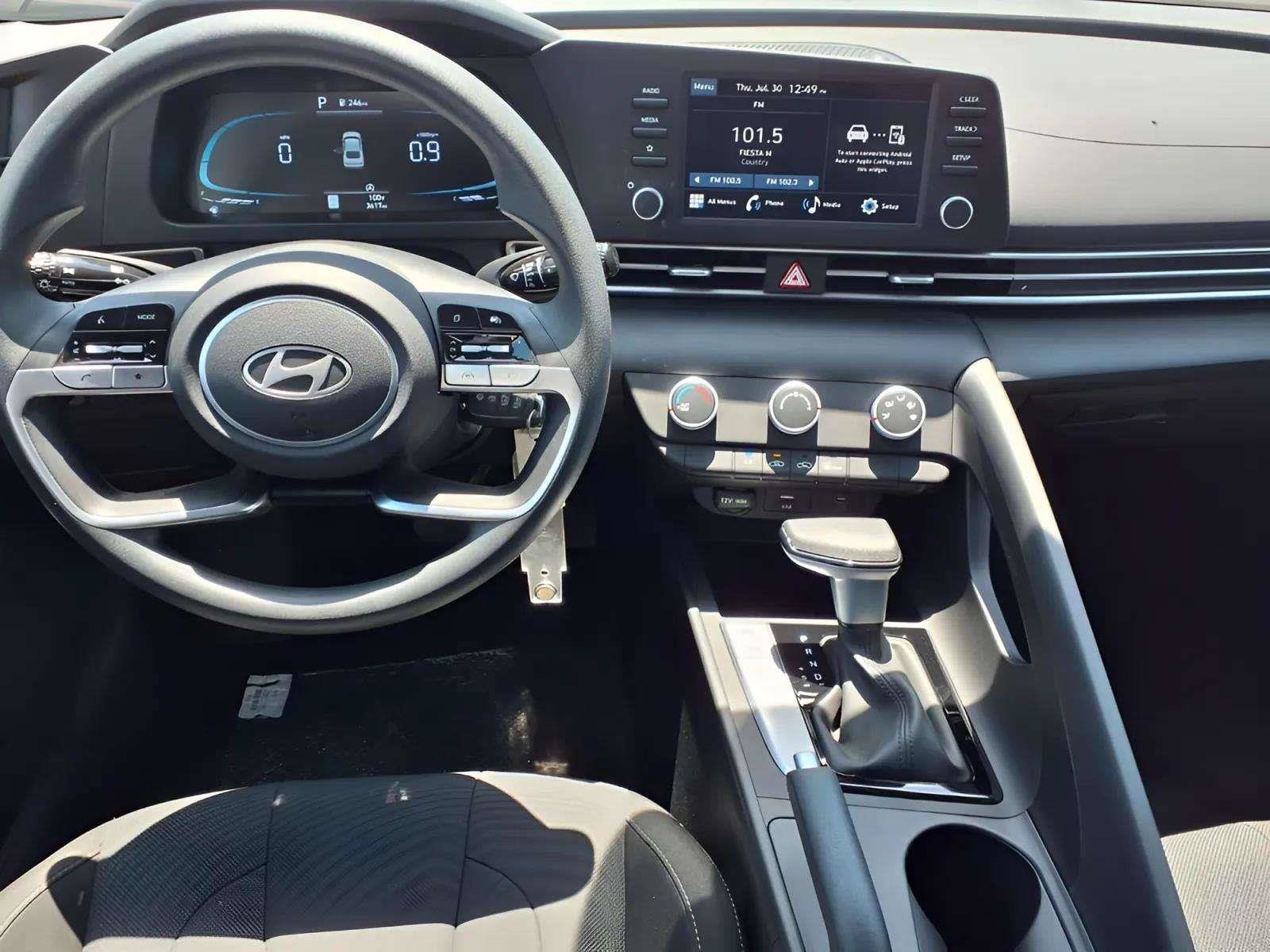 2025 Hyundai Elantra SE - Photo 10