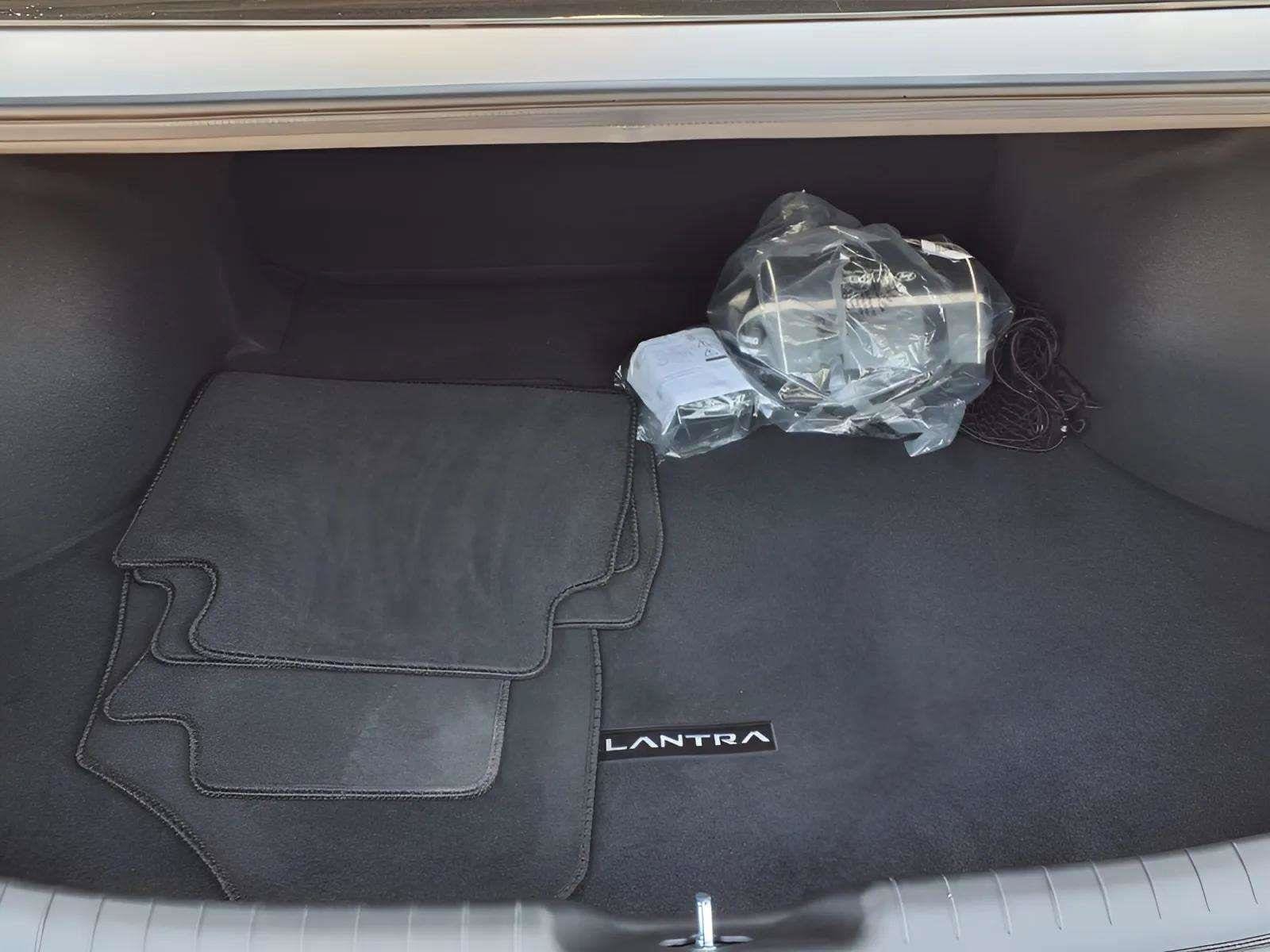 2025 Hyundai Elantra SE - Photo 19