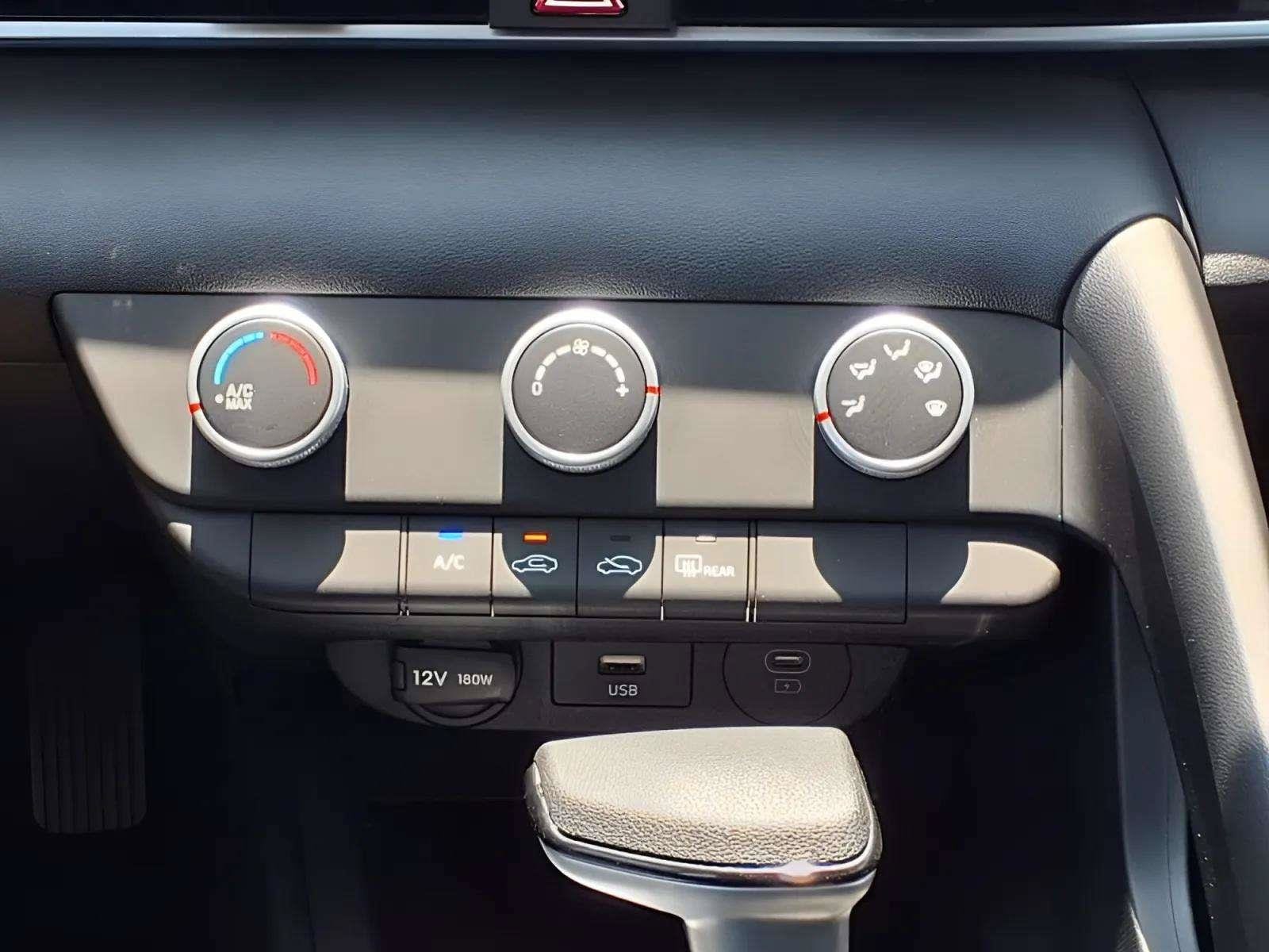 2025 Hyundai Elantra SE - Photo 13