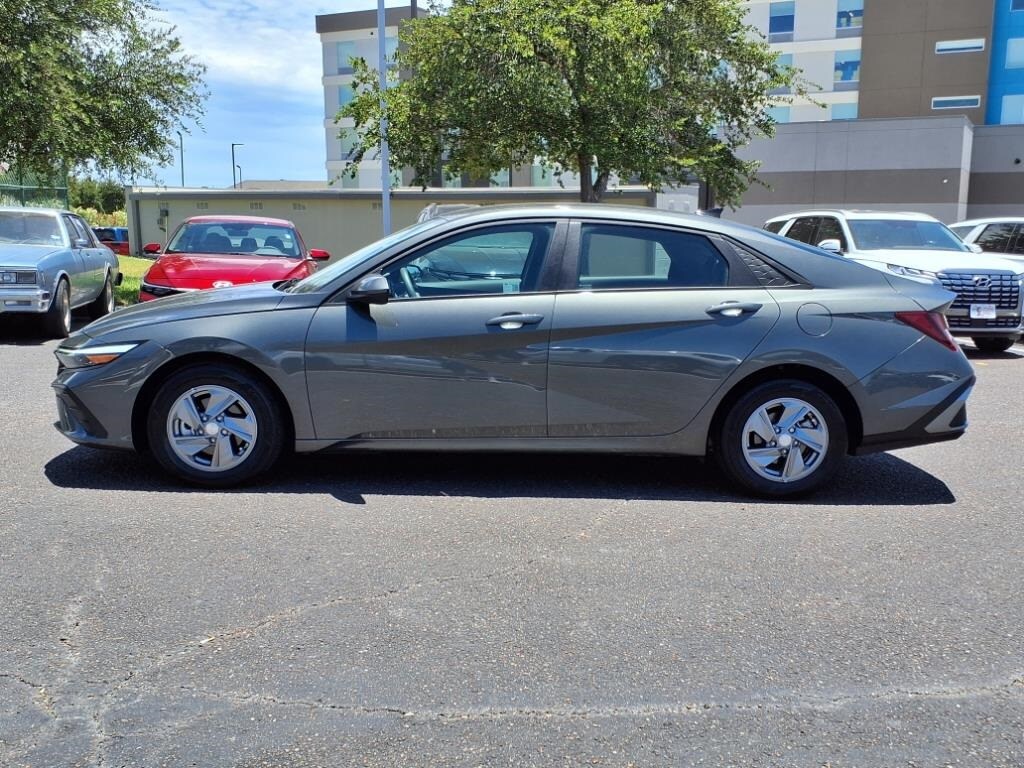 2025 Hyundai Elantra SE photo 2