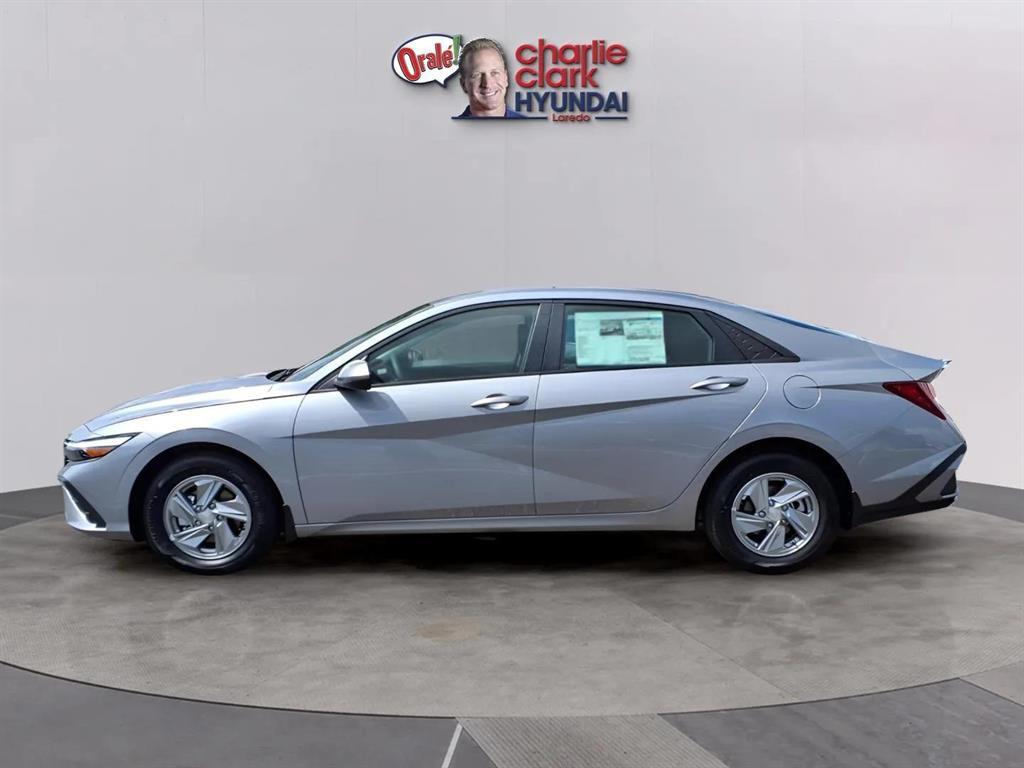 2025 Hyundai Elantra SE photo 2