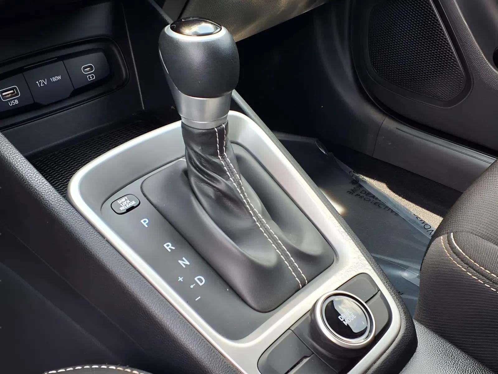 2024 Hyundai Venue SEL - Photo 17