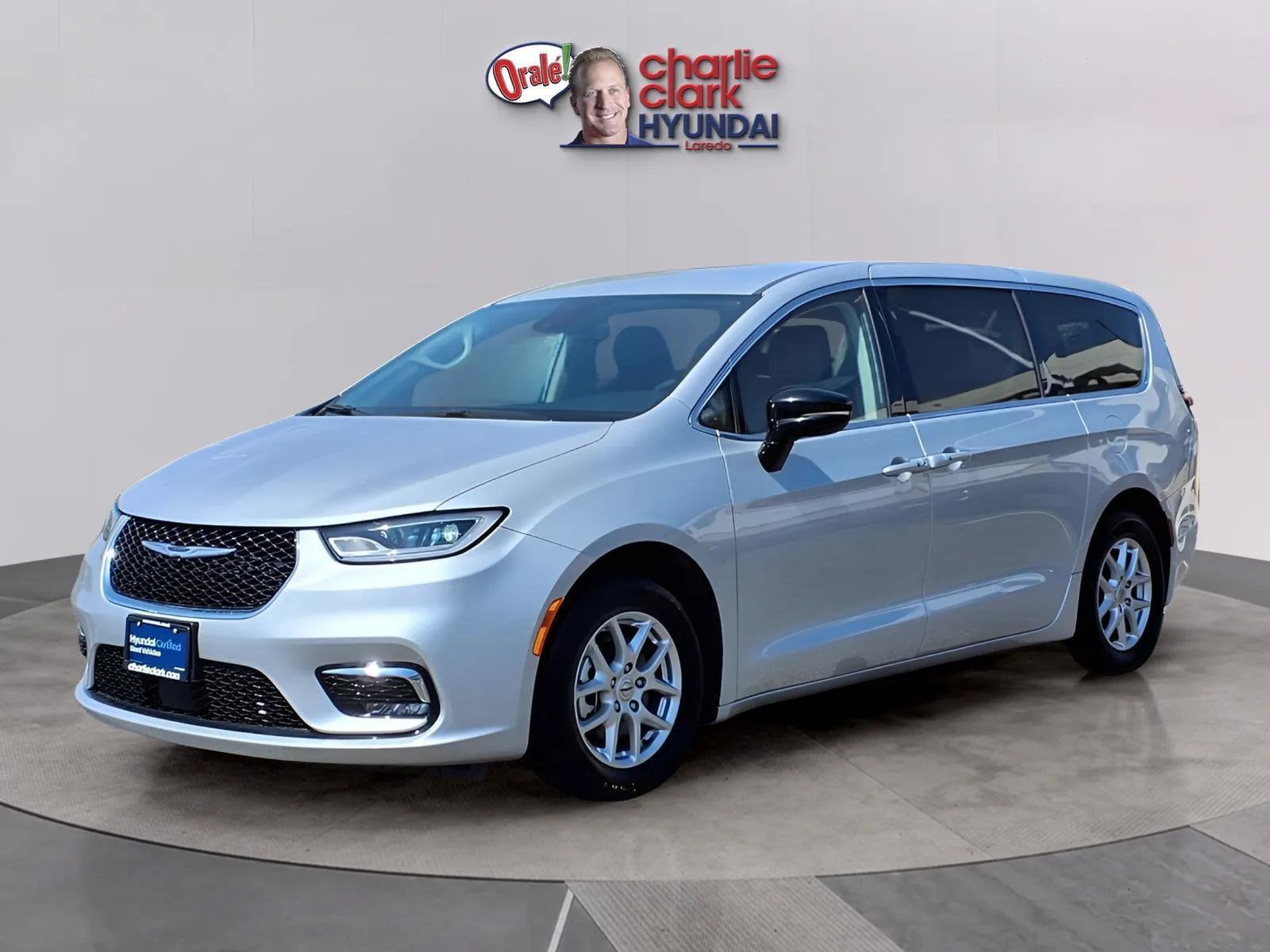 2024 Chrysler Pacifica Touring L's photo